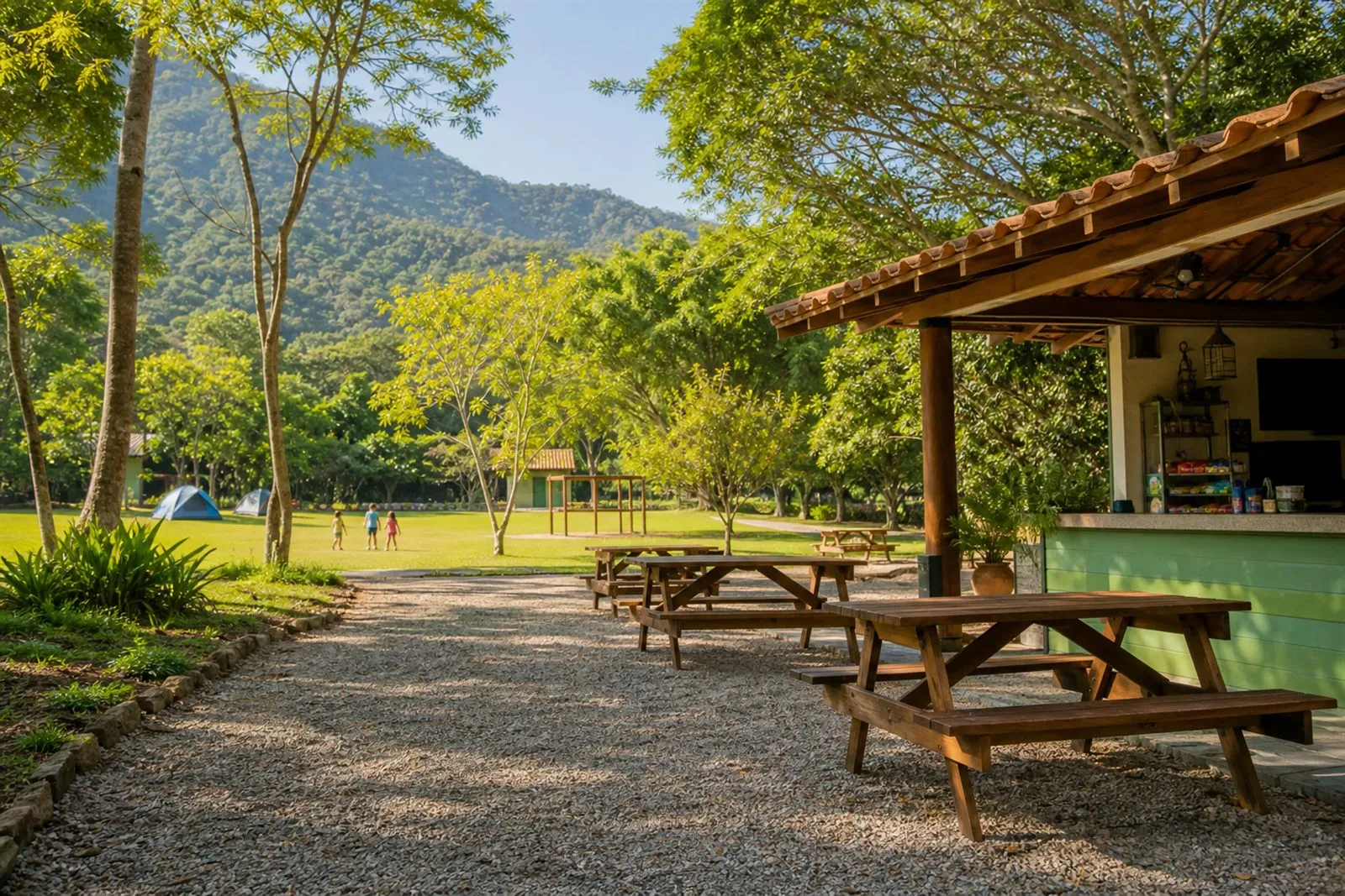 Área de convivência de camping com mesas ao ar livre