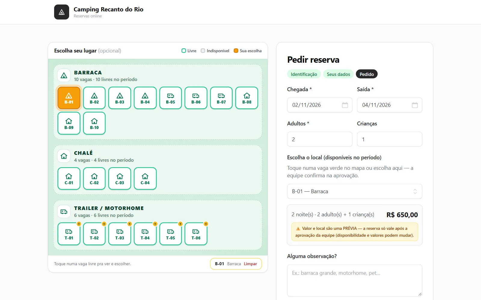 Reserva online do camping no computador: mapa com as vagas livres no período e formulário com a prévia do valor